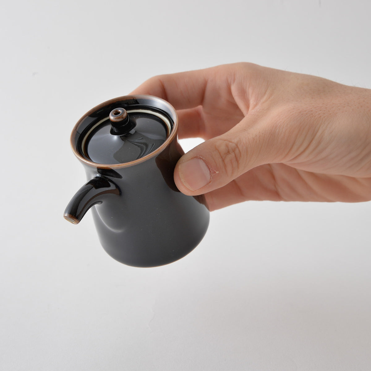 Hakusan Porcelain G-Type Soy Sauce Dispenser Small Black