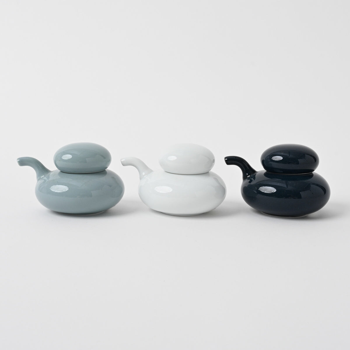 Hakusan Porcelain Ishikoro Pebble Soy Sauce Dispenser Gray Hasami Ware