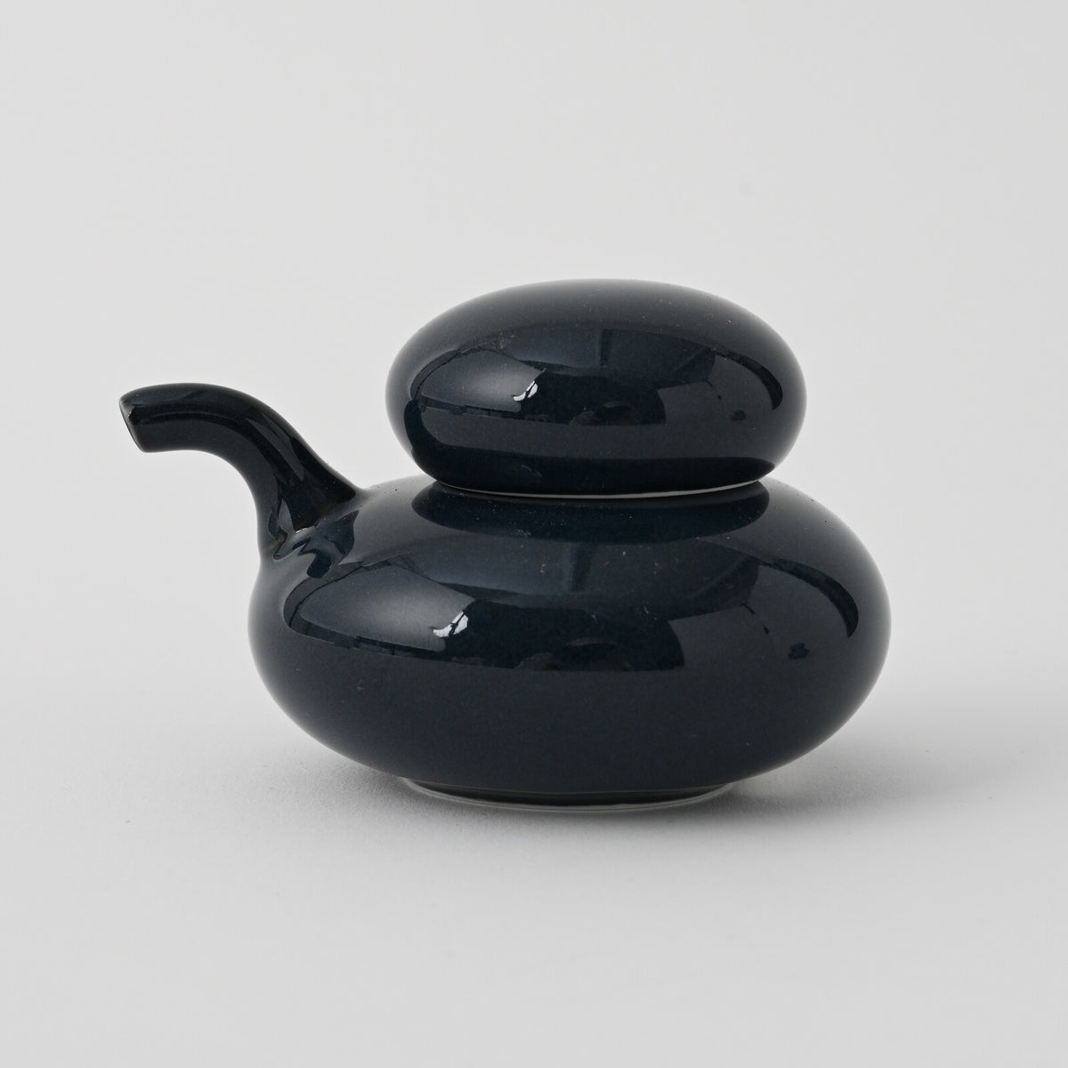 Hakusan Porcelain Ishikoro Pebble Soy Sauce Dispenser Navy Hasami Ware