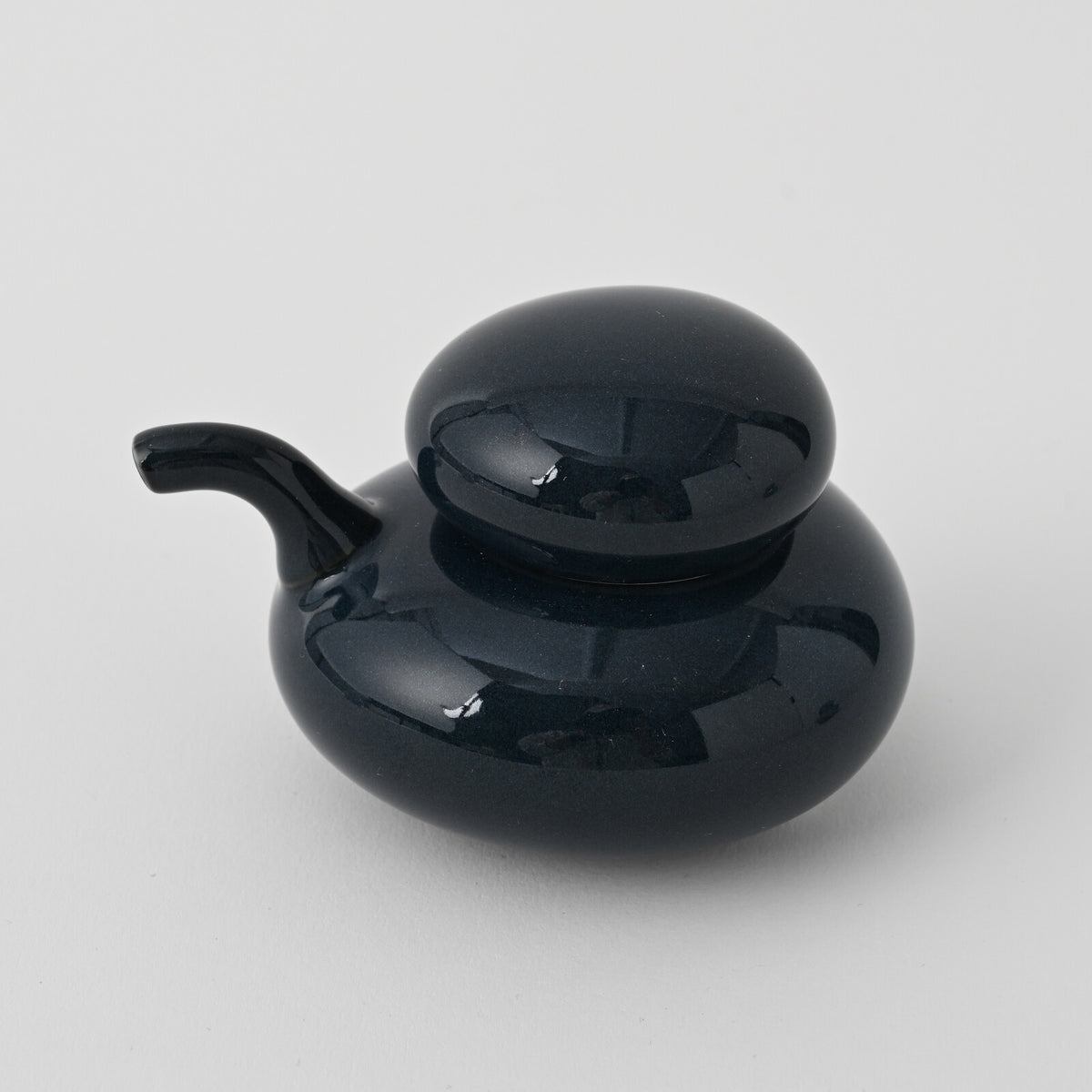 Hakusan Porcelain Ishikoro Pebble Soy Sauce Dispenser Navy Hasami Ware